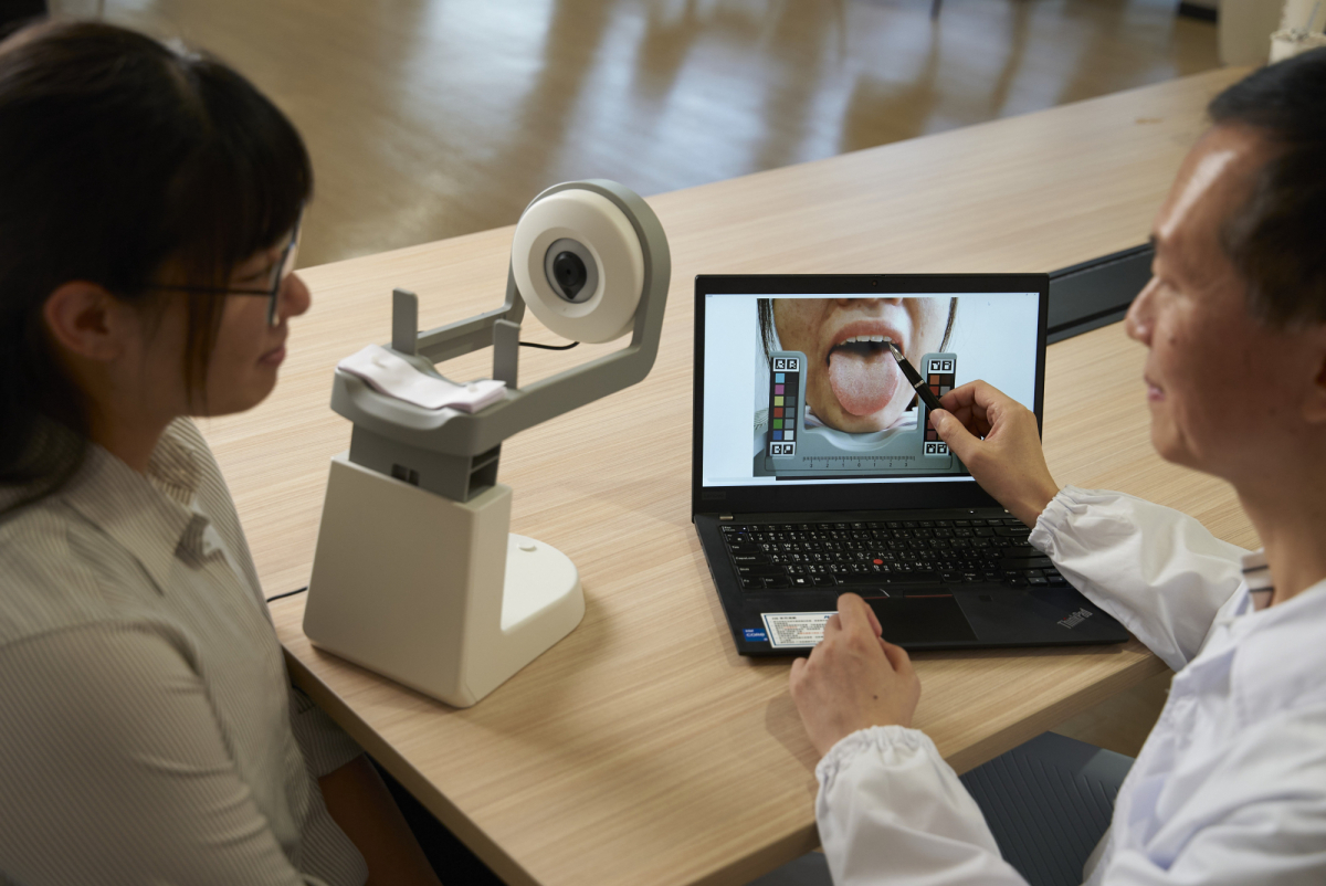 友達耘康的「舌象辨識軟體」則運用AI與大數據技術，可快速辨識舌色、舌形、苔色、苔質等特徵，顯著提升舌象辨識效率，優化檢測流程。