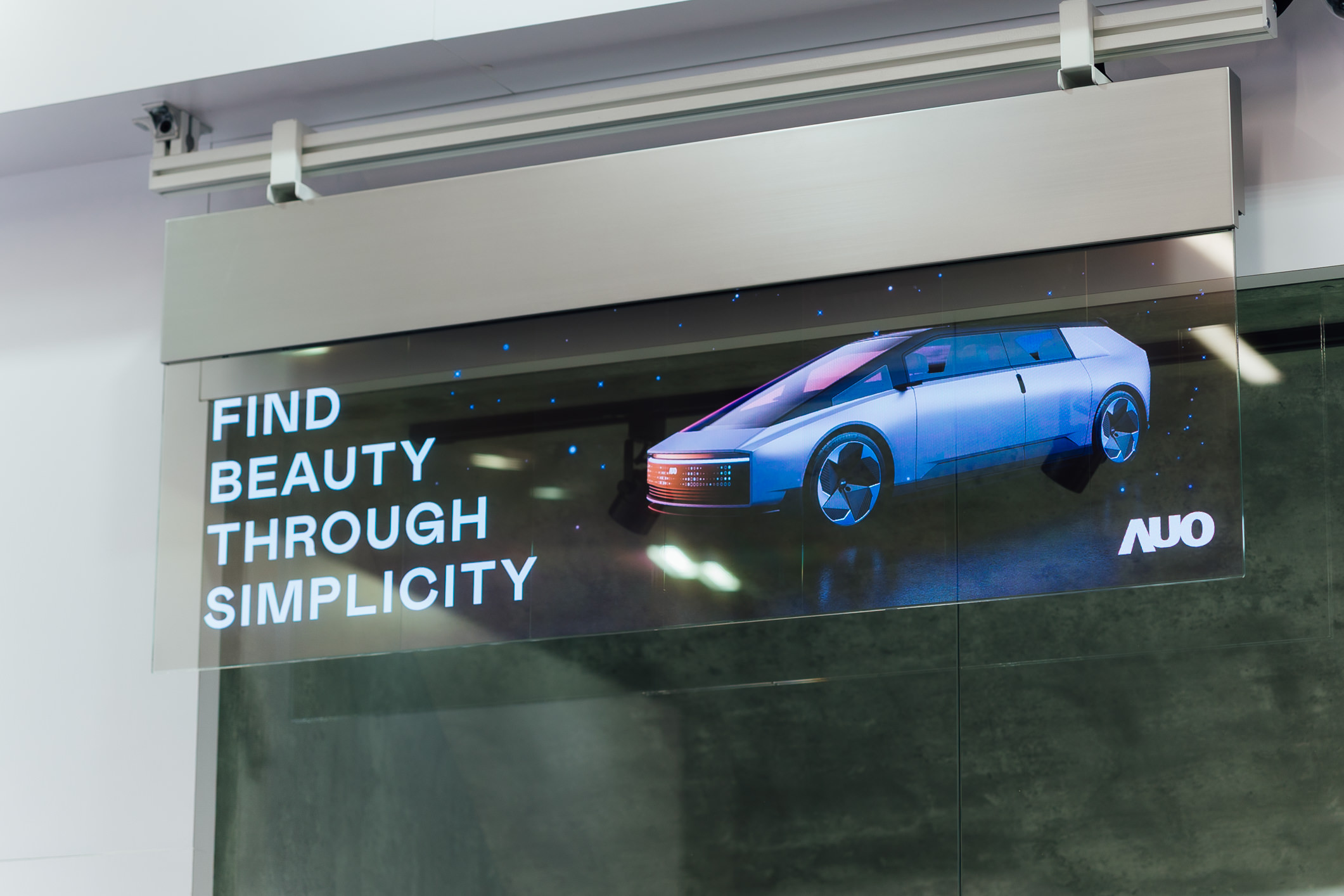 具备高亮度透明感的54吋透明Micro LED智慧广告牌，可无限拼接不同尺寸，营造出兼具科技感与美学的沉浸式氛围，适用于旗舰店、展演空间等多元场域。