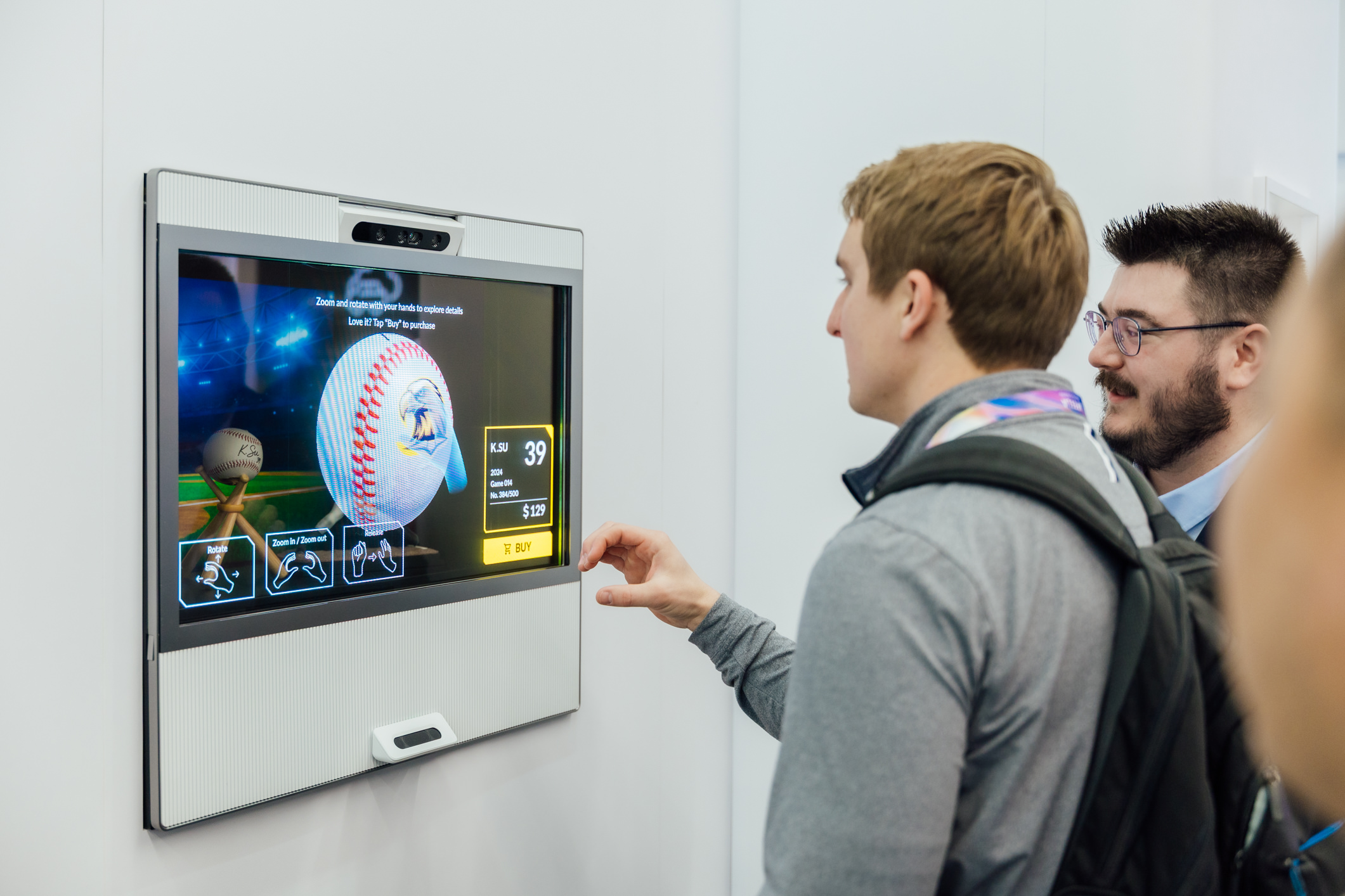 k1体育智慧行动透过专属展间，与客户深度聚焦，密切探讨产品协作共创的机会与落地的可能性，激发人车互动的创新再进化，并结合输出国际的Micro LED前瞻技术跨界应用，揭开更多元精彩的应用情境。