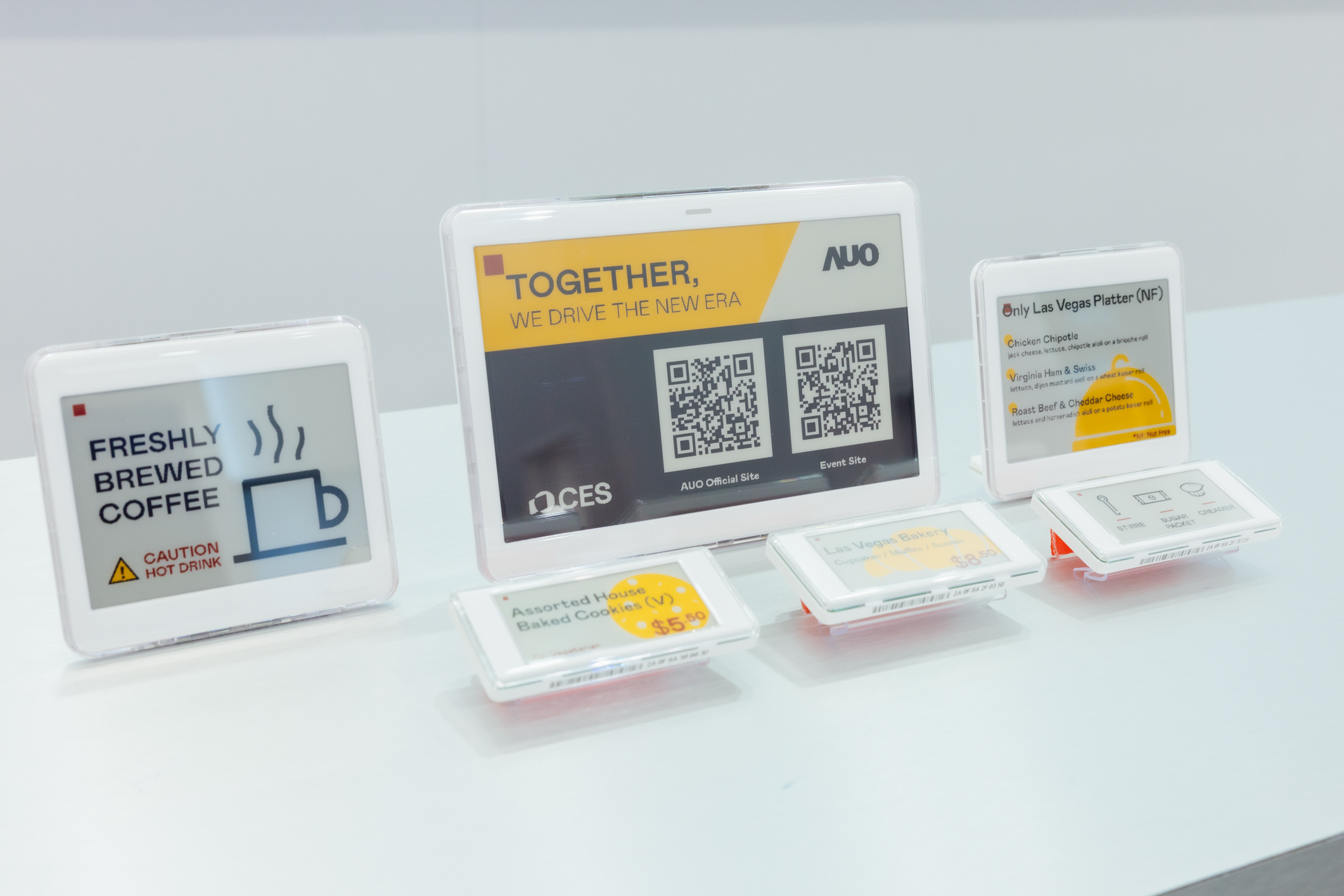 达擎开发的低功耗、全彩的aecoPost电子纸解决方案，仅在更新画面时需要微量的电力驱动，无需布建电线的便捷设计，使其可灵活应用、弹性选择置放处；可搭配aecoTag电子货架卷标解决方案，驱动商店内所有数字广告牌和电子货架卷标，以远程控制实现动态变价，提升门市人员作业效率，并以无纸化落实永续经营目标。