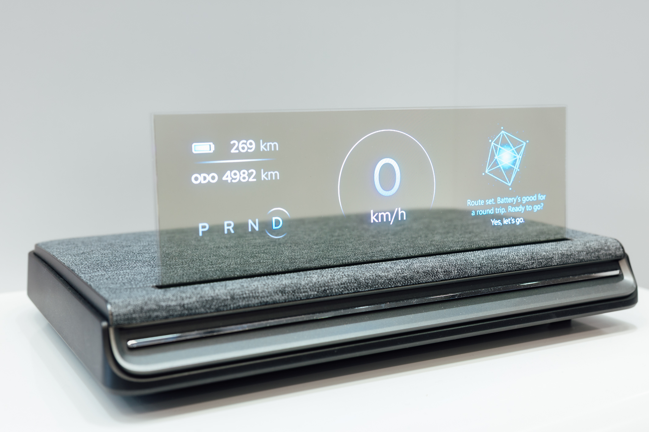 全球首款Aero Module透明Micro LED显示器模块外观轻盈通透，可与数字内容完美融合，提供动态显示、先进控制、个人化沉浸感受。