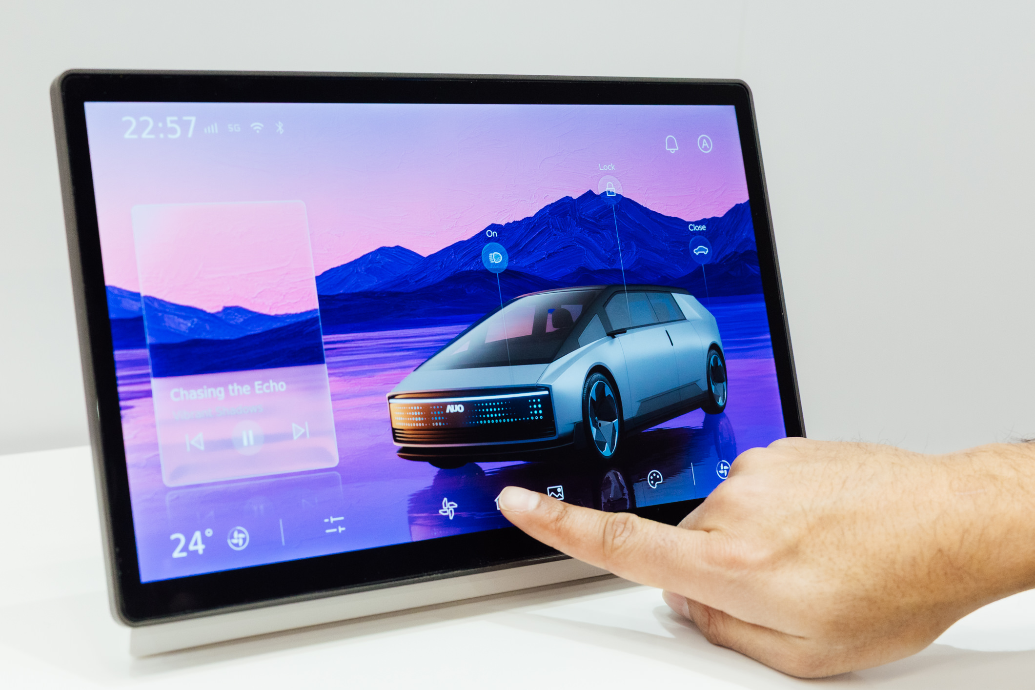 将先进抗反光技术导入于CID中控台呈现全时可视效果，并支持与座舱环境完美融合，带来清晰且不干扰的驾驶与座舱操作体验，兼容座舱质感与行车安全。