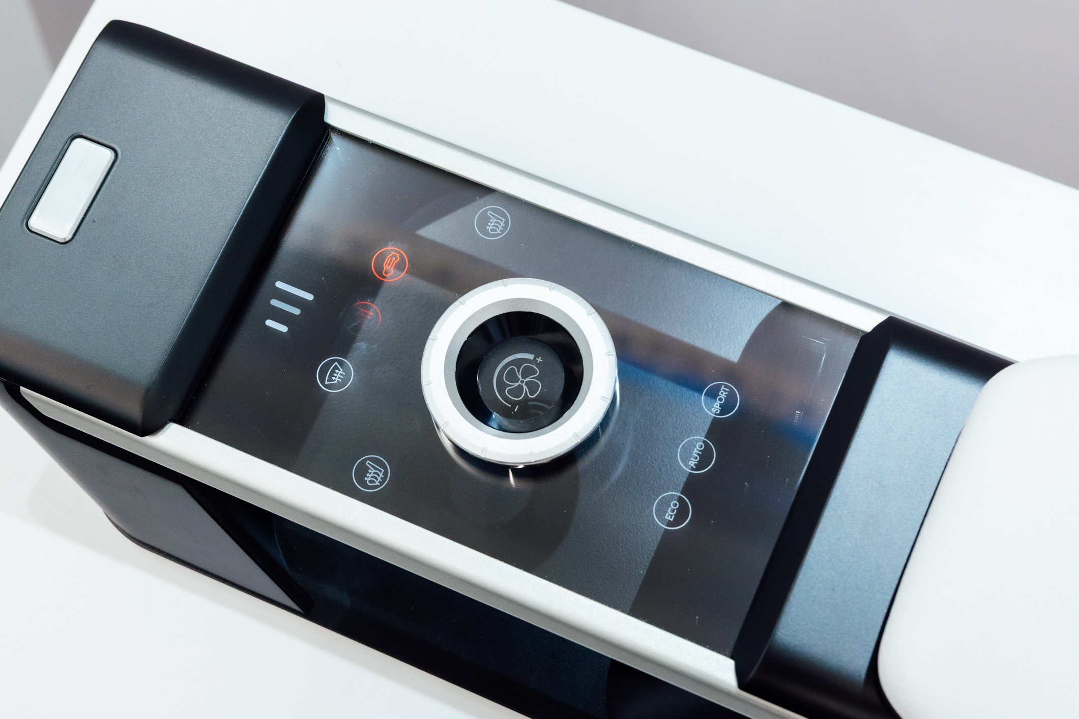 以极简设计打造的CrystalSense Console，为中央扶手区带来创新突破，将功能隐藏于简约的外观中，并采用悬浮式旋钮搭配玻璃面板与主动触觉回馈，仅在操作时才显现功能选单，提供直觉且可自定义的互动体验。